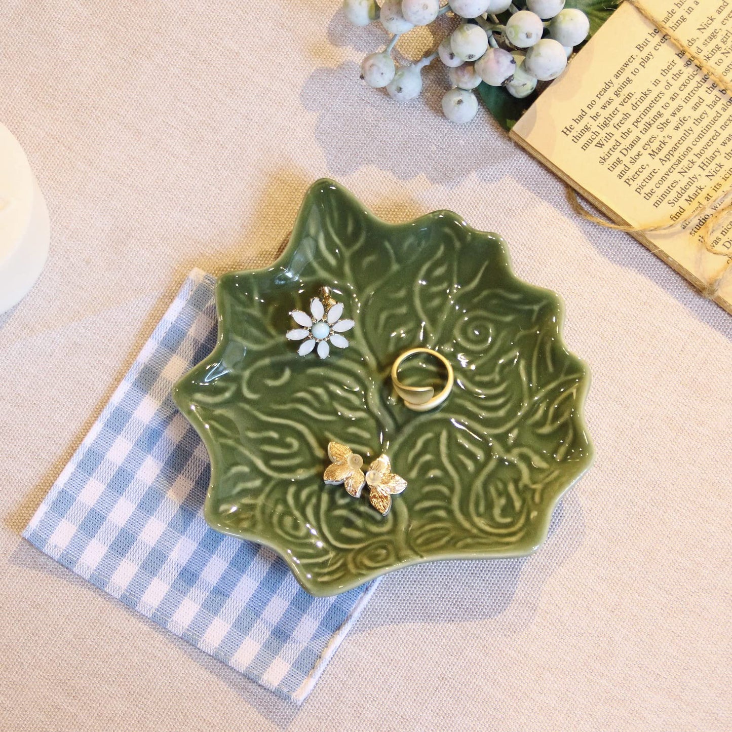 LZBALUYO Jewelry Dish Trinket Tray for Women, Ring Dish Holder, Unique Leaf Shape Ceramic Plate Cute Things Vanity Aesthetic Room Decor Mother's Day Birthday Christmas Warm House Gifts (Green)